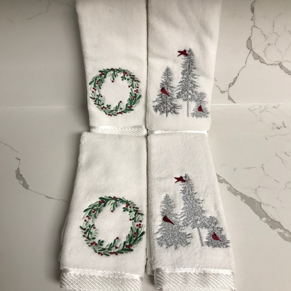 Set of 4 Winter Festive Hand Towels 2 pair Wreaths and Cardinals 18 x 11” NWOT - Picture 1 of 7